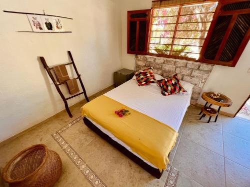 帕洛米诺Posada Gallinas的一间带床的卧室,位于带窗户的房间内