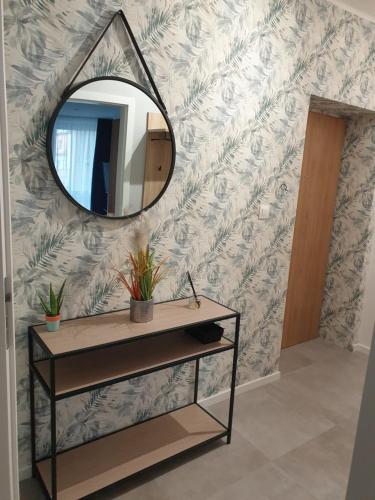 奥普尔Modern Apartment的墙上的梳妆台和镜子