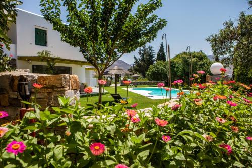 加里尼"Palatiana Agriturismo-Philoxenia Cottages", Private Nature Retreats的鲜花盛开的花园和游泳池