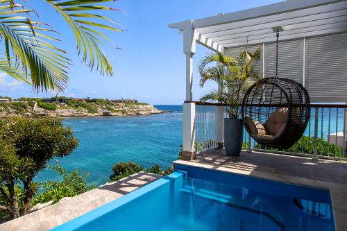WillikiesHammock Cove Antigua - All Inclusive - Adults Only的别墅 - 带秋千的海景阳台