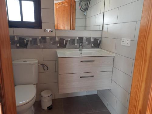 蒂亚斯Apartamento Via Mare的一间带卫生间和水槽的小浴室