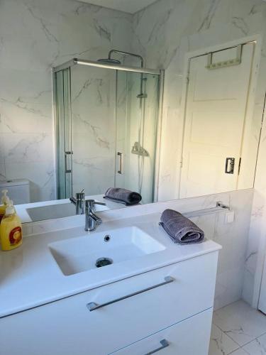 里斯本Lovely Apartment to feel Lisbon的一间带水槽和大镜子的浴室