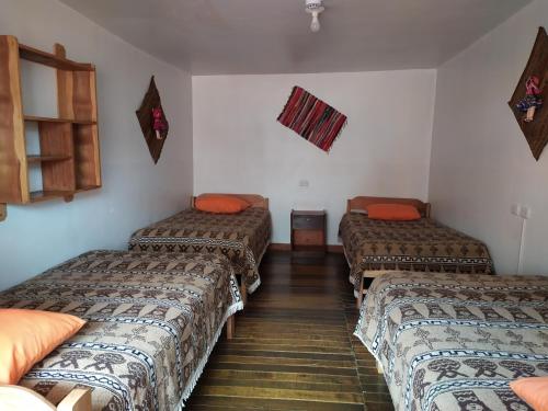 库斯科Wake Up Cusco的一间房间,有三张床