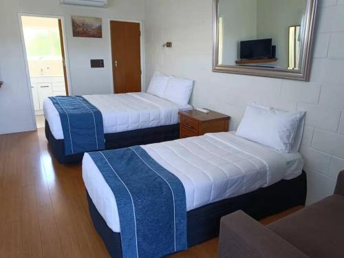 旺格努伊星际汽车旅馆的酒店客房,设有两张床和镜子