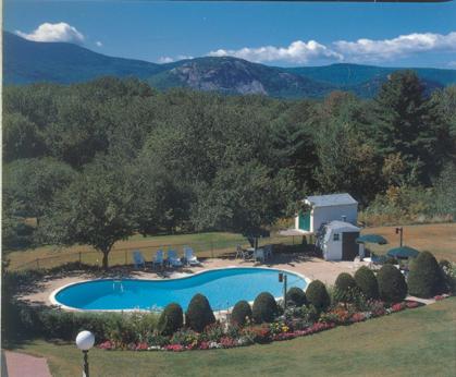 北康威布日艾悬崖汽车旅馆的享有游泳池的顶部景色,游泳池背景为群山