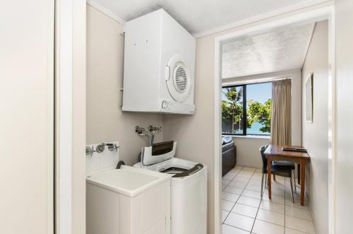 汤斯维尔滨水斯特兰德酒店的小型浴室设有洗衣机和烘干机
