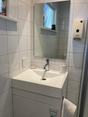 吉斯伯恩Gisborne Dream Suite的白色的浴室设有水槽和镜子