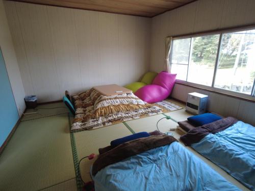 阿苏市Asobigokoro - Vacation STAY 03618v的小房间设有两张床和窗户