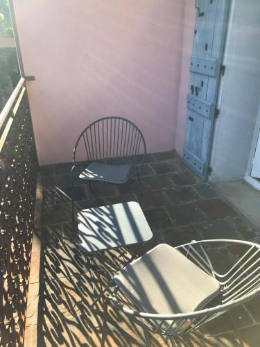 巴斯蒂亚Chambre Rose的阳台的桌椅