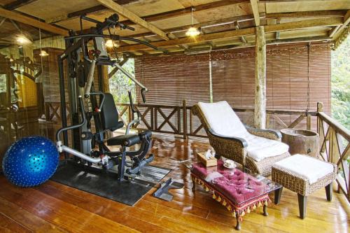 峇六拜Fig Tree Hills Resort (花果山度假村)的一间带跑步机和椅子的健身房
