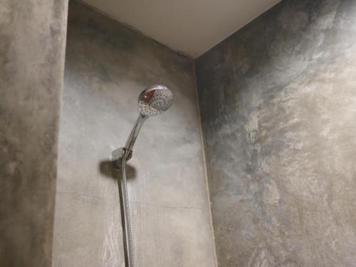 皮皮岛Andaman Resort的淋浴头位于房间的角落