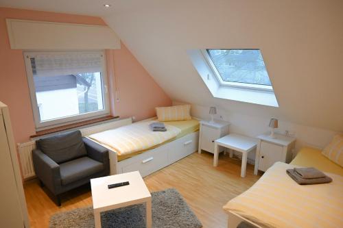 卡尔斯鲁厄万德汗度假屋（卡尔斯鲁厄 - 克尼林根）的小房间设有一张床和一把椅子