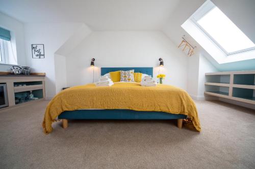 帕兹托The Coffee Loft的一间卧室配有一张黄色床罩的床