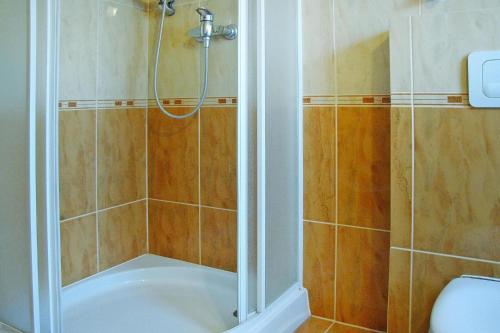 BogdanyHoliday flat, Bogdany的带淋浴和浴缸的浴室