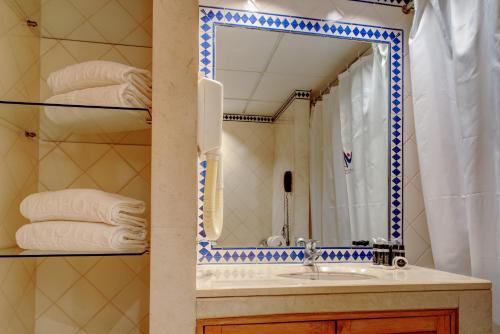 VIP行政伊甸园公寓式酒店的一间浴室