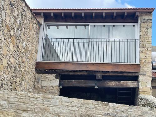 奥莫多斯奥莫佐斯卡托伊度假屋的砖砌建筑的阳台,设有窗户