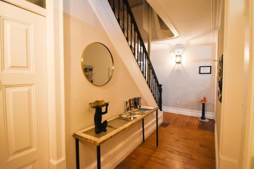 科英布拉Charme 19的走廊设有楼梯、镜子和柜台