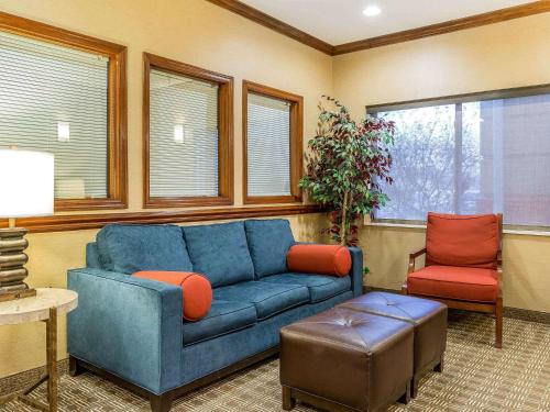 East MolineComfort Inn & Suites East Moline near I-80的客厅配有蓝色的沙发和椅子