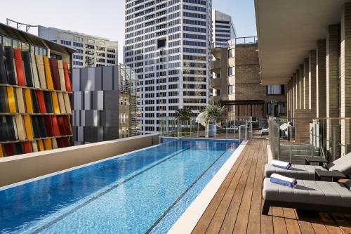 Crowne Plaza Sydney Darling Harbour, an IHG Hotel内部或周边的泳池