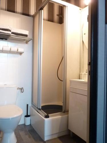 塔朗"la suite"的带淋浴和卫生间的浴室