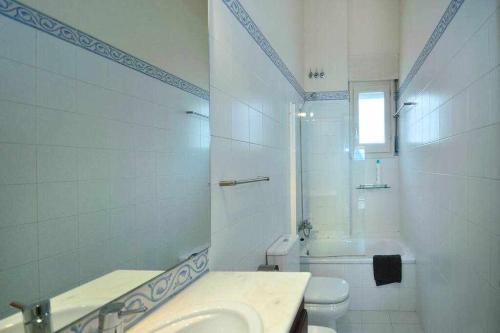 赫罗纳Sleep y Stay Duplex Barri Vell的白色的浴室设有水槽和卫生间。