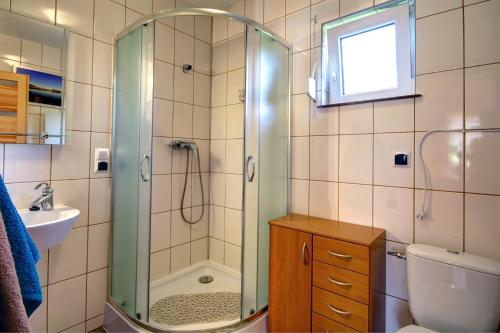 圣凯瑟琳Domek Twórczy Kąt的带淋浴、卫生间和盥洗盆的浴室