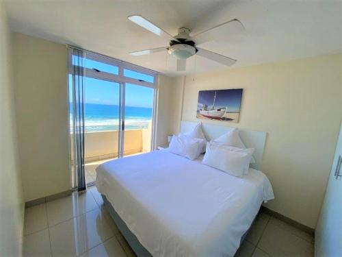 乌姆德洛蒂Cozumel 311的一间卧室设有一张床,享有海景