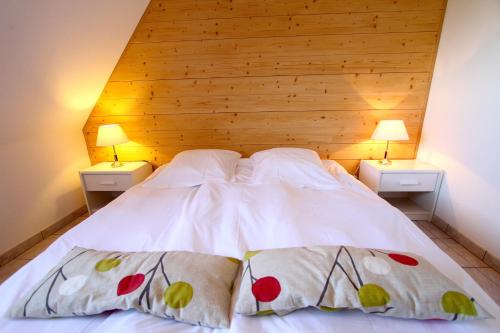 利克维阿加比乡间酒店的一张位于房间的床,两盏台灯放在两张桌子上