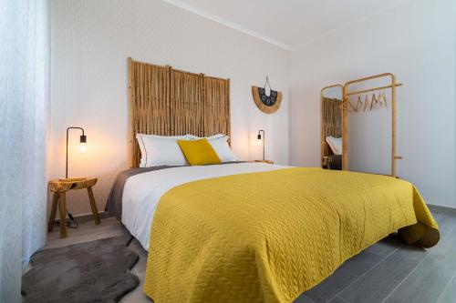 阿布兰特什HOME@abrantes的一间卧室配有一张带黄色毯子的大床