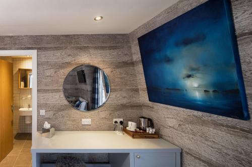 塔伯特 赫布里底酒店的浴室设有水槽和墙上的镜子