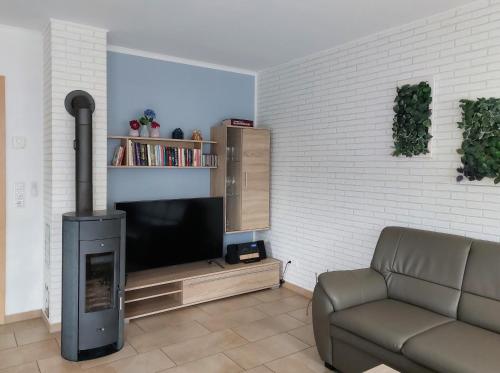 韦森贝格Ferienhaus Meier的客厅设有壁炉、沙发和电视。