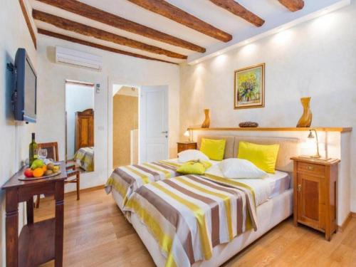 罗维尼Heritage Hotel Villa Valdibora的一间卧室配有一张带黄色枕头的大床