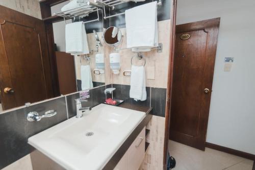 波帕扬HOTEL ACHALAY的浴室设有白色水槽和镜子