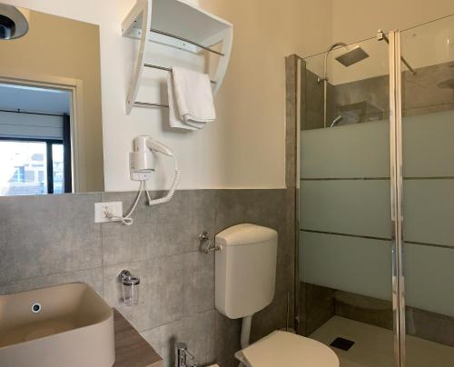 博洛尼亚GALLERIA DEL TORO 3 rooms的浴室配有卫生间、盥洗盆和淋浴。