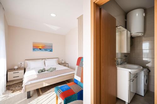 沃希Apartments Anka with Seaview的一间带床和水槽的小卧室