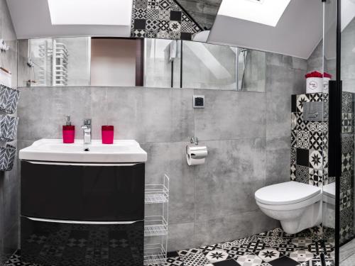库兹尼卡Apartamenty WIKTORIA morska18的一间带水槽和卫生间的浴室
