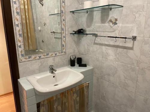 罗马CASA GEMELLI GEMELLI的一间带水槽和镜子的浴室