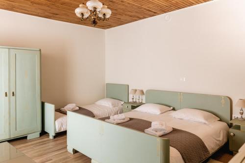 斯丹尼Vila Ana的一间卧室配有两张床,上面有粉红色的毛巾
