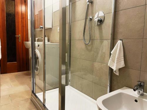 塞斯托-圣乔凡尼Apartment Station Sesto - Affitti Brevi Italia的带淋浴和盥洗盆的浴室