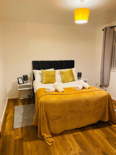 唐克斯特Cheerful home near City Centre,Station& RaceCourse的一间卧室配有一张带黄色毯子的大床