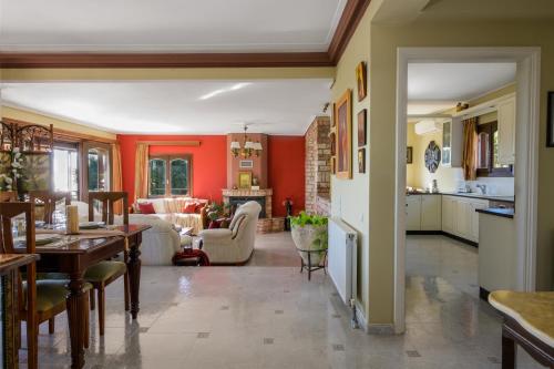 斯沃伦塔Vivian's Residence Endless View的一间厨房和带红色墙壁的客厅