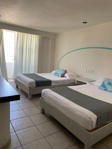 圣克鲁斯华特库Luna Creciente的酒店客房设有两张床和窗户。