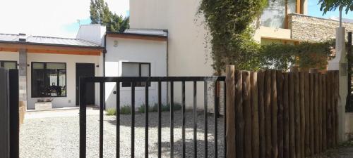 埃斯克尔Duplex Patagonia的房屋前的黑色围栏