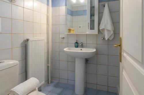 斯沃伦塔Vivian's Studio Endless View的白色的浴室设有水槽和卫生间。