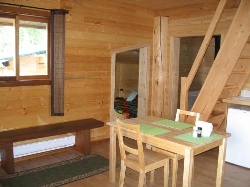 戈尔登Tschurtschenthaler Rentals的小木屋内的用餐室,配有桌椅