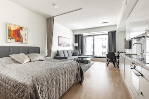 坦佩雷Brand-new City Home 33m2的一间卧室设有一张床和一间客厅。