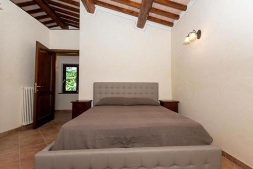 蒙蒂菲阿斯科尼Casa Vacanze Montedoro的一间卧室,卧室内配有一张大床