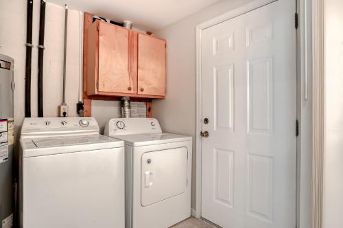 杰克逊维尔海滩Coram's Corner的白色洗衣房配有洗衣机和烘干机