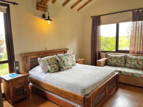 金巴亚Fincas Panaca HERRERÍA 7 Grupo VIP的一间卧室设有一张木床和一个窗户。