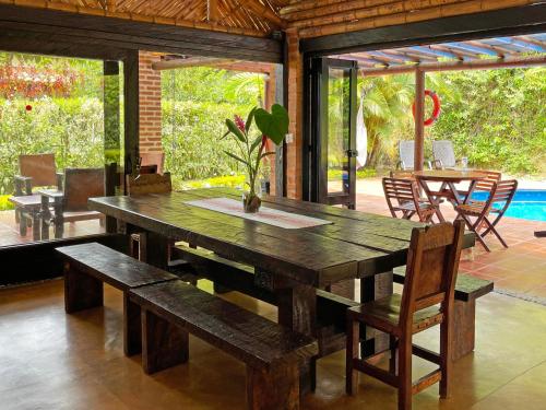 金巴亚Fincas Panaca HERRERÍA 7 Grupo VIP的配有庭院的客房内的木桌和长凳